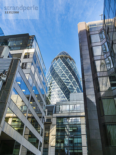 UK  London  City of London  Blick auf 30 St Mary Axe im Finanzviertel