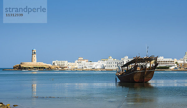 Oman  Ash Sharqiyah  Ad Daffah  verankerte Dhau vor der Hafenstadt Sur