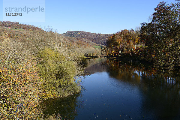 Doubs  Fluss  Wasser  Herbst  Herbstfarben  Montyoie-le-chateau  Departement Doubs  Frankreich
