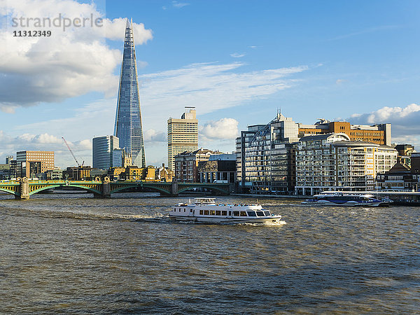UK  London  Blick auf den Shard mit Tourboot auf der Themse im Vordergrund
