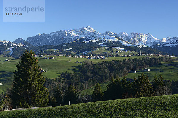 Hemberg  Dorf  Säntis  Alpstein  Berge  Schnee  Eis  Alpen  Kanton Appenzell  Schweiz