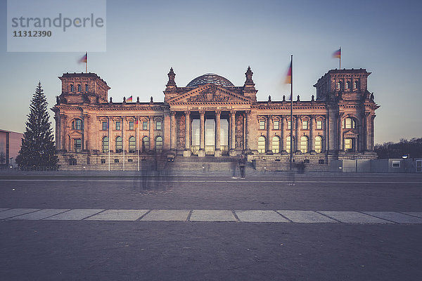 Deutschland  Berlin  Reichstagsgebäude zur Weihnachtszeit