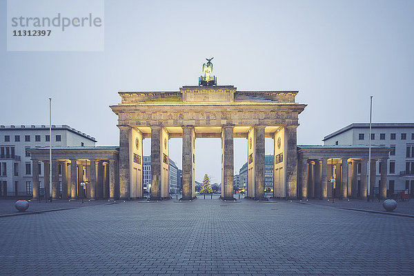 Deutschland  Berlin  Brandenburger Tor  Ort des 18. März zur Weihnachtszeit