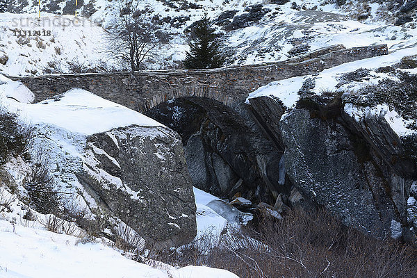 Lukmanierpass  Val Medel  Rhein von Medels  Steinbrücke  Felsen  Schnee  Eis  Winter  Kanton Graubünden  Schweiz