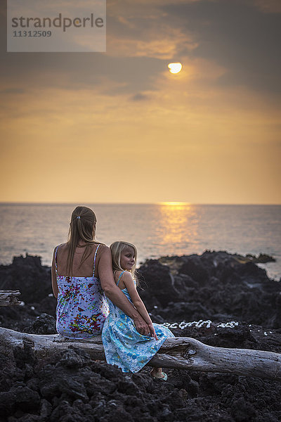 USA  Vereinigte Staaten  Amerika  Hawaii  Big Island  Mutter und Tochter bei Sonnenuntergang nahe Captain Cook  MR