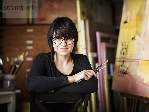 Porträt einer Malerin im Atelier