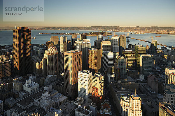 USA  San Francisco  Blick von oben auf die Innenstadt bei Morgenlicht