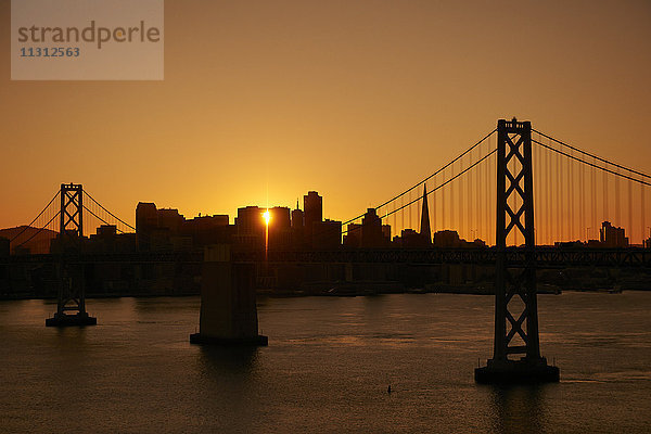 USA  San Francisco  Oakland Bay Bridge bei Sonnenuntergang