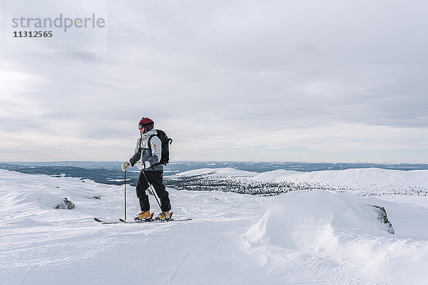 Skifahrer beim Skifahren an einem sonnigen Tag