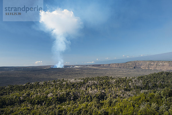 USA  Vereinigte Staaten  Amerika  Hawaii  Big Island  Volcanoes National Park  UNESCO  Weltkulturerbe  Kraterrand