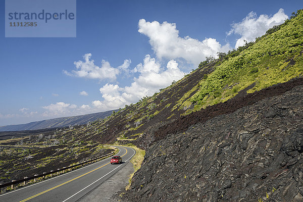 USA  Vereinigte Staaten  Amerika  Hawaii  Big Island  Volcanoes National Park  UNESCO  Weltkulturerbe  Highway  Fahrt  Auto  Lava  Fluss  Reise  Auto auf Highway im National Park