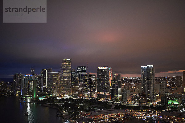 USA  Miami  Blick von oben auf die beleuchtete Skyline