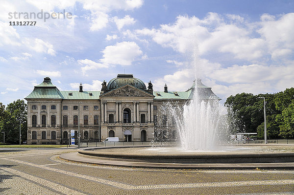 Deutschland  Dresden-Neustadt  Japanisches Schloss am Palaisplatz mit Brunnen im Vordergrund