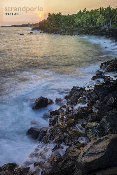 USA  Vereinigte Staaten  Amerika  Hawaii  Big Island  Puna District  Sonnenuntergang an der Küste