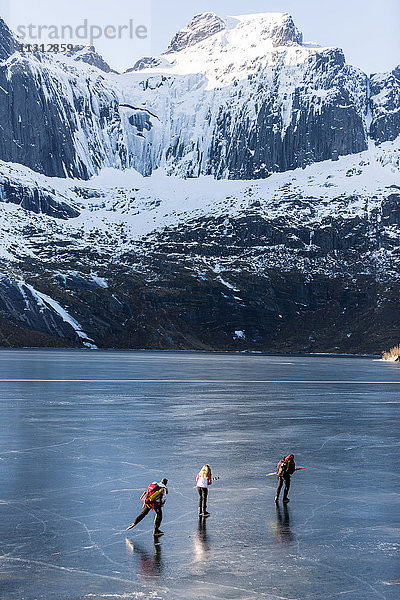 Freunde beim Schlittschuhlaufen auf einem zugefrorenen See