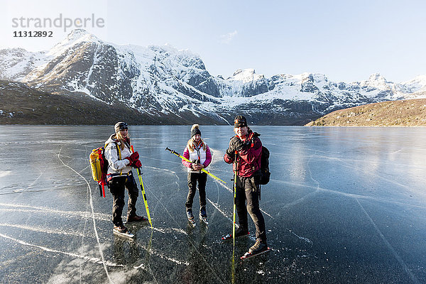 Porträt von Schlittschuhläufern auf gefrorenem See