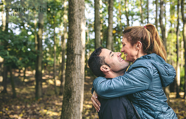 Glückliches Paar von Angesicht zu Angesicht im Herbstwald