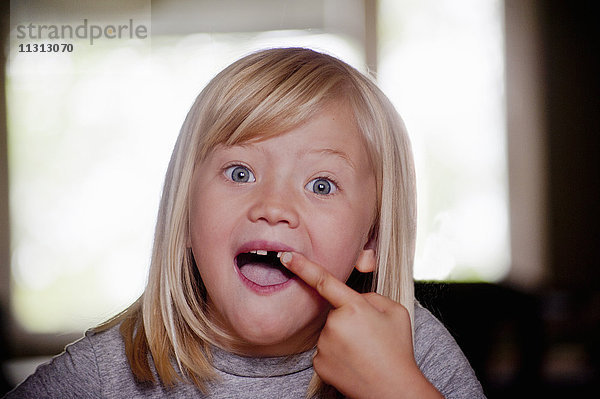 Porträt eines jungen Mädchens mit Zahnlücke