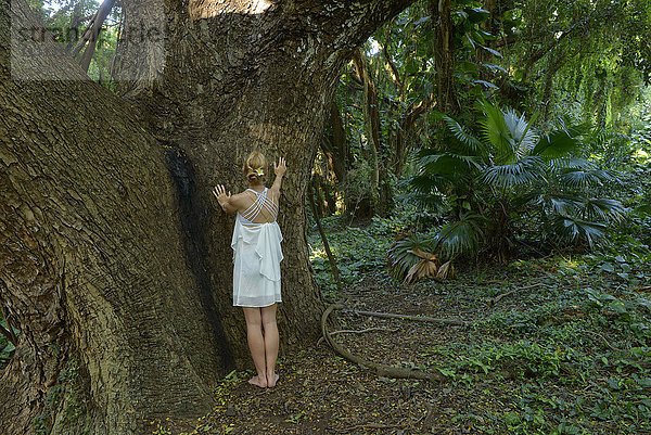 USA  Vereinigte Staaten  Amerika  Hawaii  Maui  Kaanapali  Wald bei Kapalua  Mädchen im Wald  MR 0540