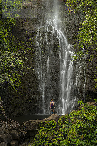 USA  Vereinigte Staaten  Amerika  Hawaii  Maui  Hana  Mädchen vor Wasserfall stehend  MR