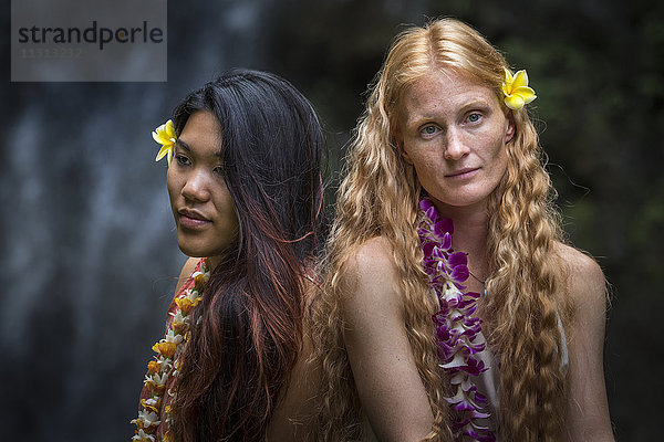 USA  Vereinigte Staaten  Amerika  Hawaii  Maui  Hana  zwei Frauen kaukasisch und polynesisch am Wasserfall  MR