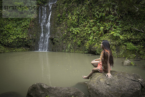 USA  Vereinigte Staaten  Amerika  Hawaii  Maui  Hana  Hawaii Mädchen am Pool  Wasserfall  MR 0539