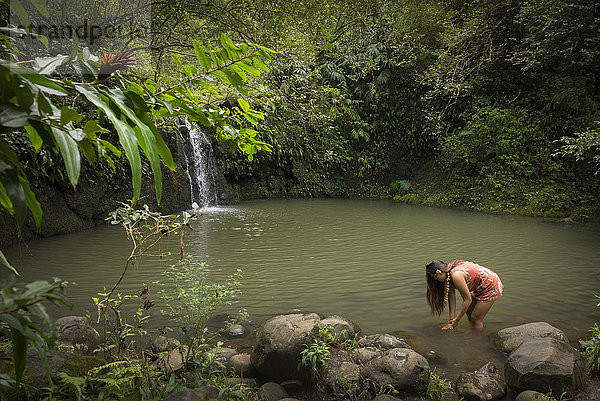 USA  Vereinigte Staaten  Amerika  Hawaii  Maui  Hana  Hawaiianisches Mädchen am Wasserfall  MR