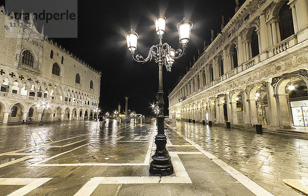 Italien  Venedig  verlassener Markusplatz bei Nacht