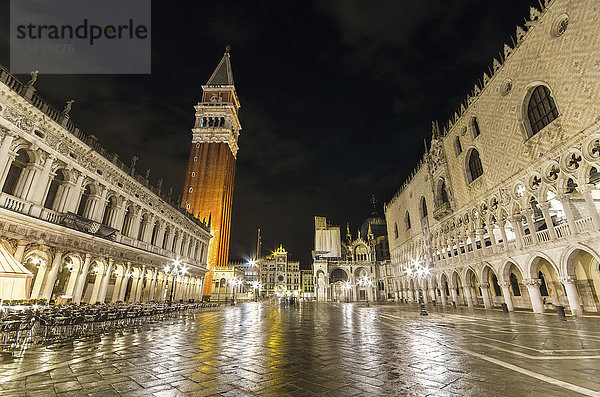 Italien  Venedig  Markusplatz mit Markus Campanile bei Nacht