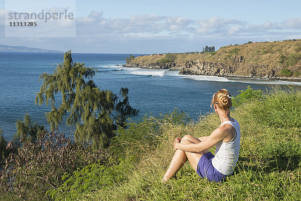 USA  Vereinigte Staaten  Amerika  Hawaii  Maui  Kaanapali  Küste bei Kapalua  Mädchen am Strand mit Blick auf die Bucht MR