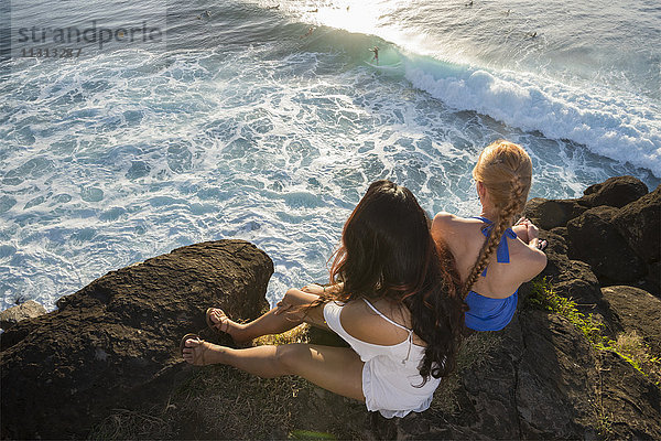 USA  Vereinigte Staaten  Amerika  Hawaii  Maui  Insel  Kapalua  Honolua Bay  junge Frauen beim Surfen beobachten  MR 0540  0539