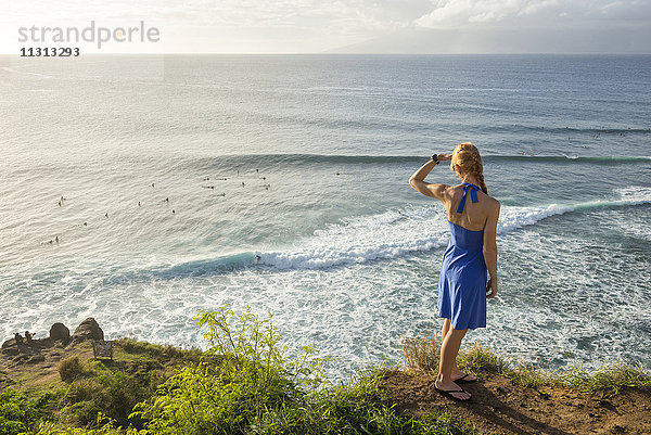 USA  Vereinigte Staaten  Amerika  Hawaii  Maui  Insel  Kapalua  Honolua Bay  Frau beobachtet Surfer  MR 0540