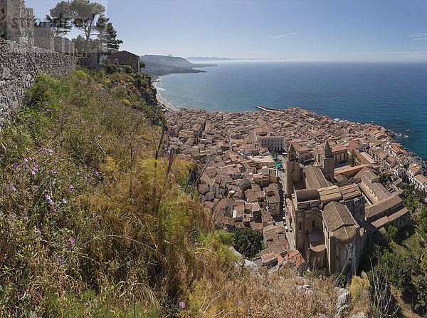 Blick auf den Dom und das Tyrrhenische Meer von der Rocca di Cefalu