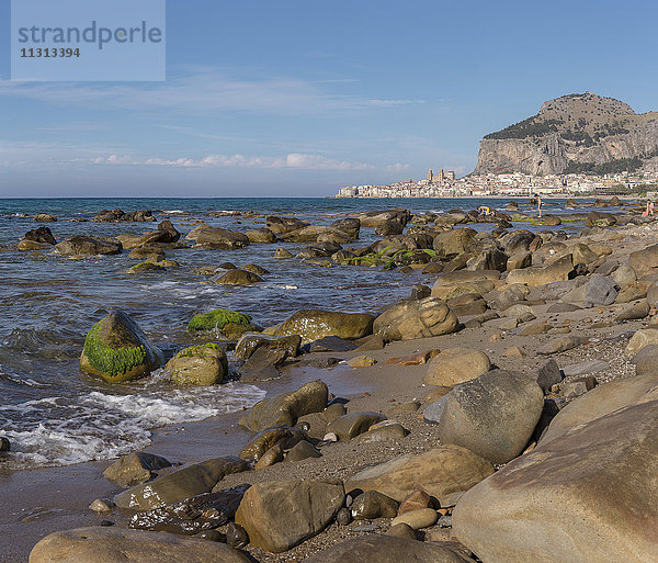 Die Stadt und die Rocca di Cefalu vom Strand aus gesehen