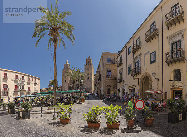 Platz mit Straßencafés  Sonnenschirmen und Palmen  Kathedrale von Cefalu