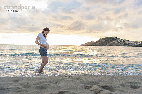 Schwangere Frau am Strand