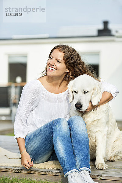 Lächelnde Frau mit Hund