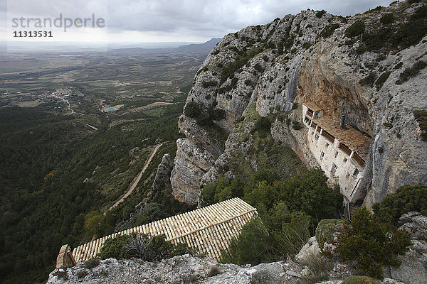 Spanien  La Sotonera  Blick von oben auf die Einsiedelei der Jungfrau des Felsens