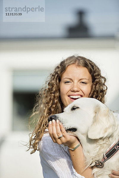 Lächelnde Frau mit Hund