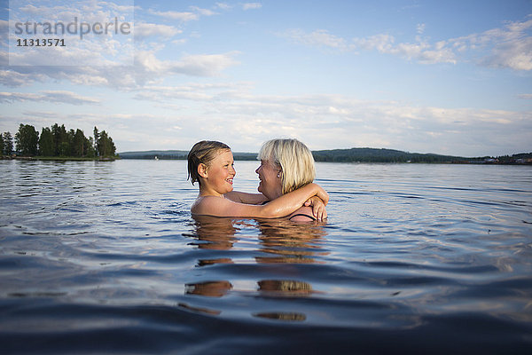 Mutter und Tochter schwimmen im See