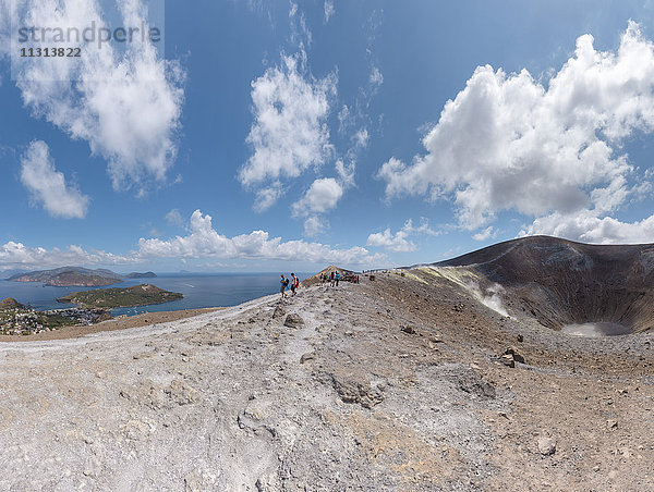 Wanderer auf dem Weg zum Gran Cratere  Blick auf Lipari