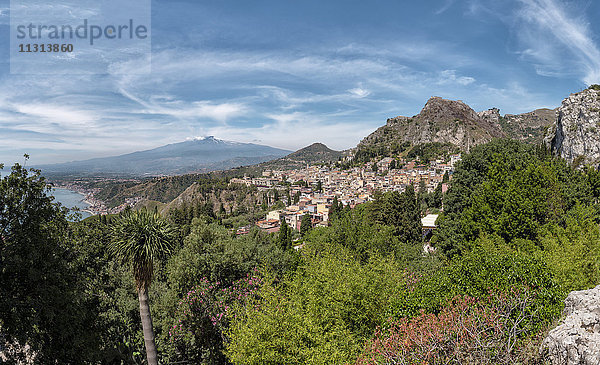 Blick auf Taormina mit dem Ätna im Hintergrund