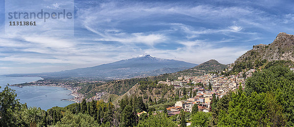 Blick auf Taormina mit dem Ätna im Hintergrund
