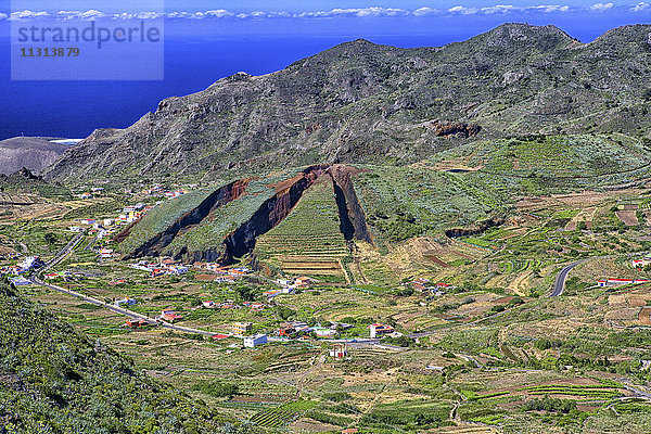 Spanien  Teneriffa  Blick in das Tal von El Palmar und einen Hügel  der für den Oberboden abgetragen wurde.