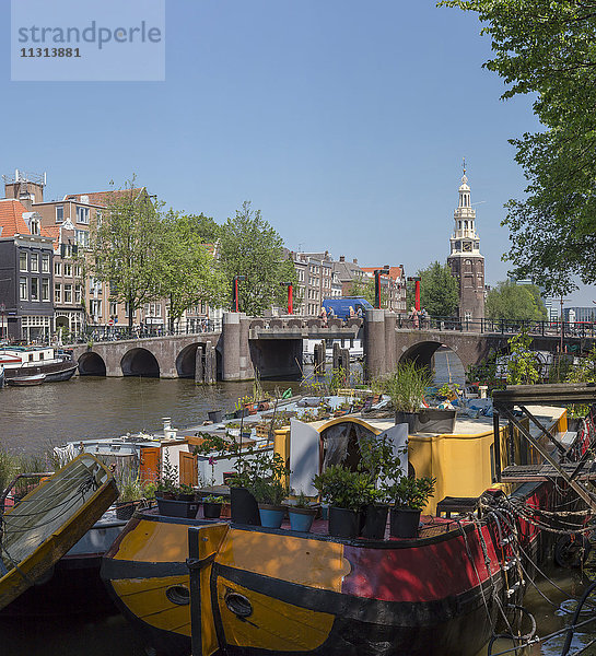 Hausboote auf dem Kanal Oude Schans  Montelbaans Turm