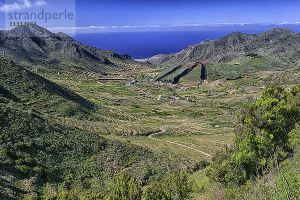 Spanien  Teneriffa  Blick in das Tal von El Palmar und einen Hügel  der für den Oberboden abgetragen wurde.