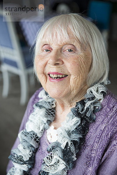 Porträt einer lächelnden älteren Frau