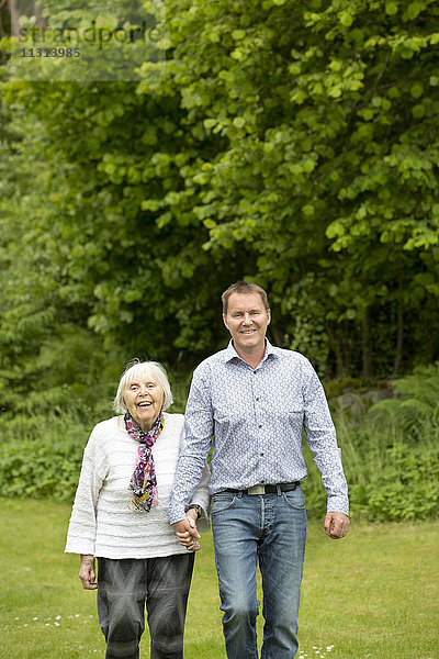 Mann mit älterer Mutter im Park