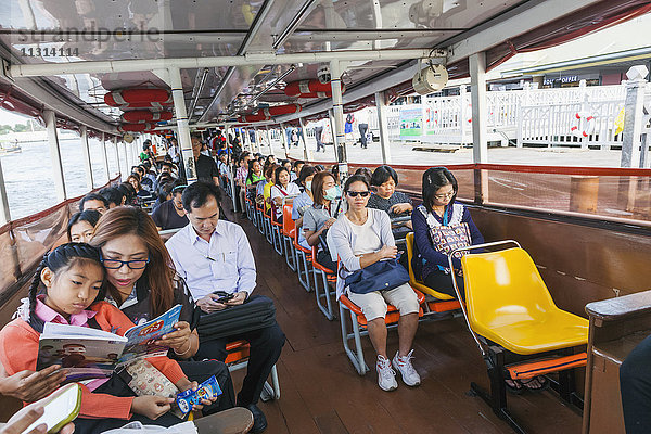 Thailand  Bangkok  Fluss Chao Phraya  Fahrgäste im Flussbus