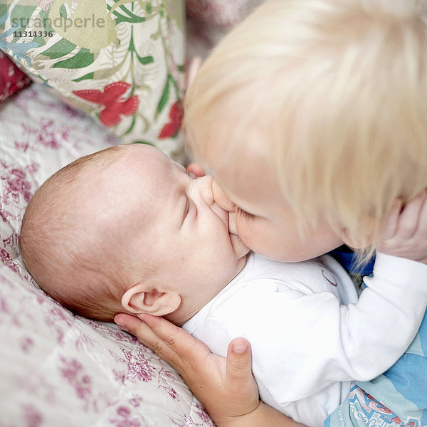 Junge küsst kleinen Bruder